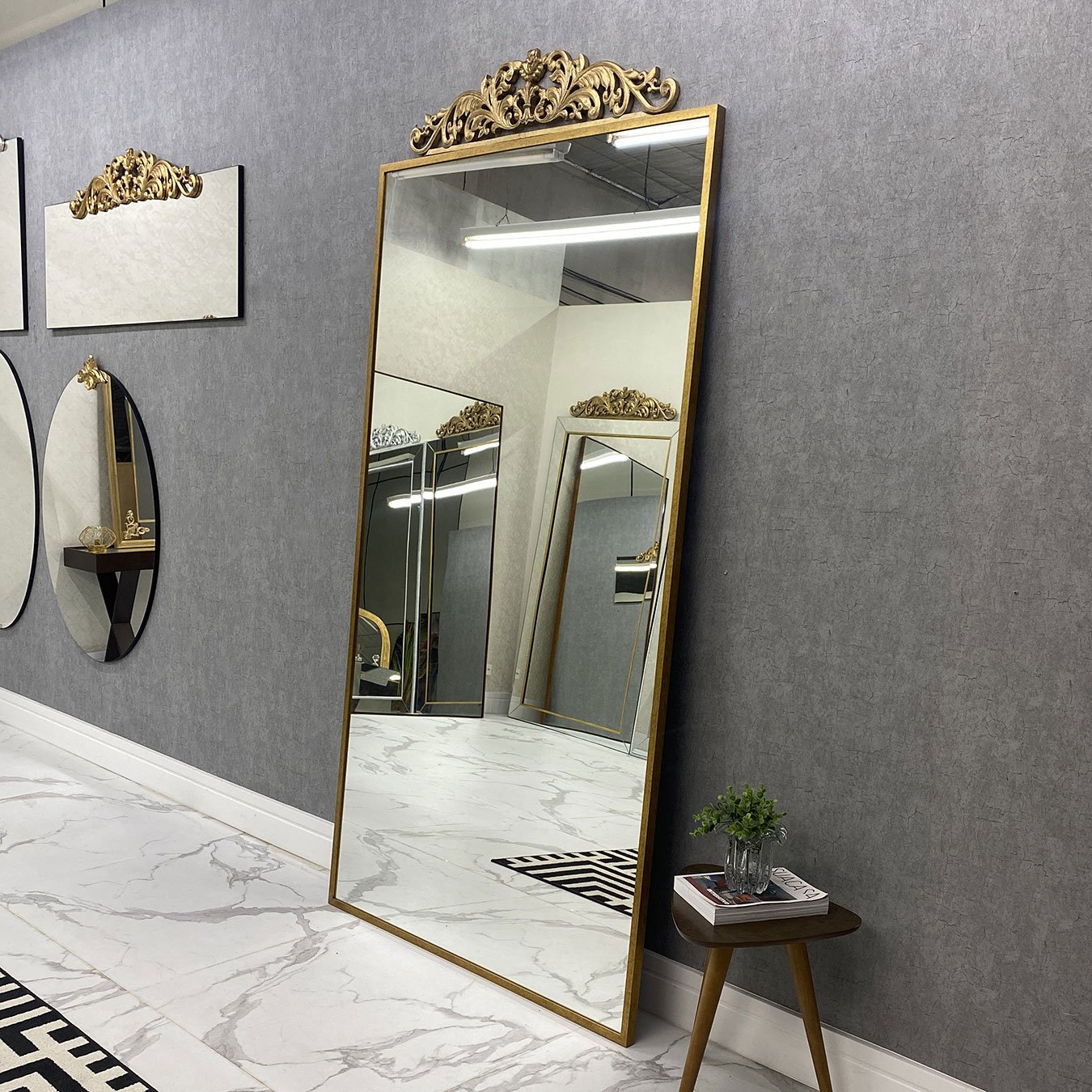 Espelho Clássico com Moldura Dourada - Elegância e Exclusividade para seu Ambiente Espelho Clássico com Moldura Dourada - Elegância e Exclusividade para seu Ambiente