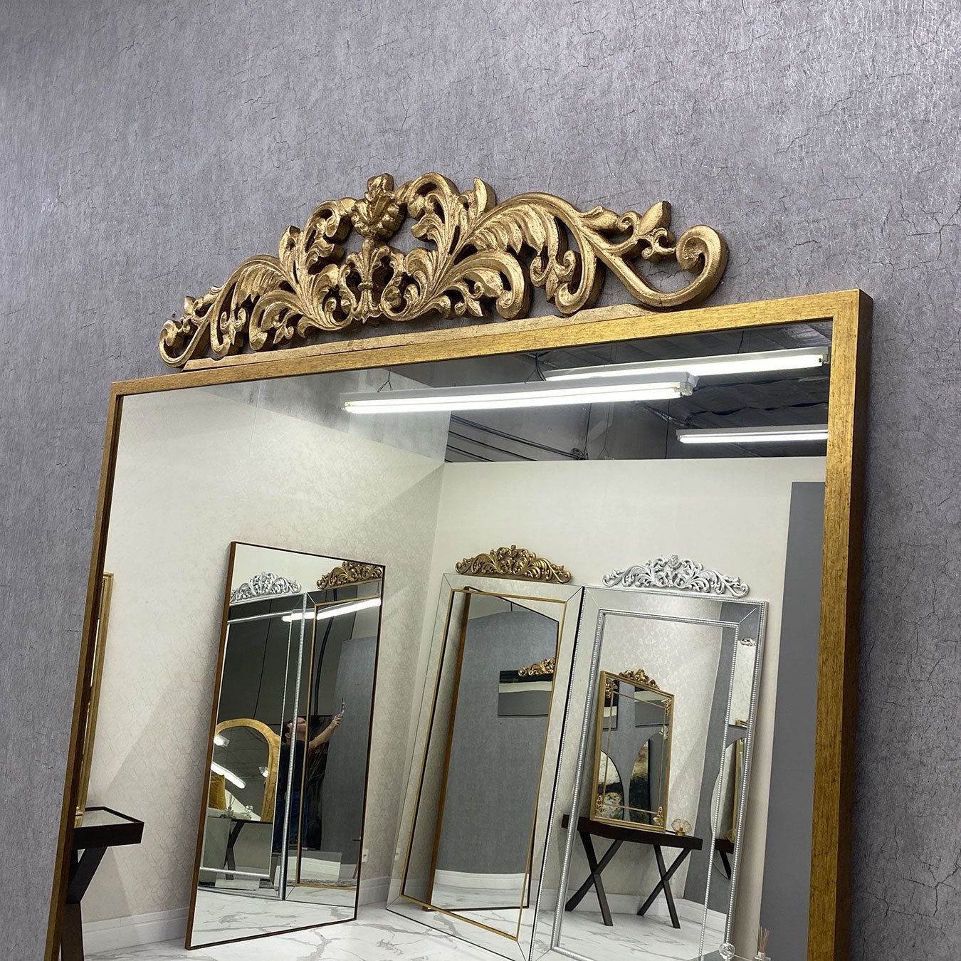 Espelho Clássico com Moldura Dourada - Elegância e Exclusividade para seu Ambiente Espelho Clássico com Moldura Dourada - Elegância e Exclusividade para seu Ambiente