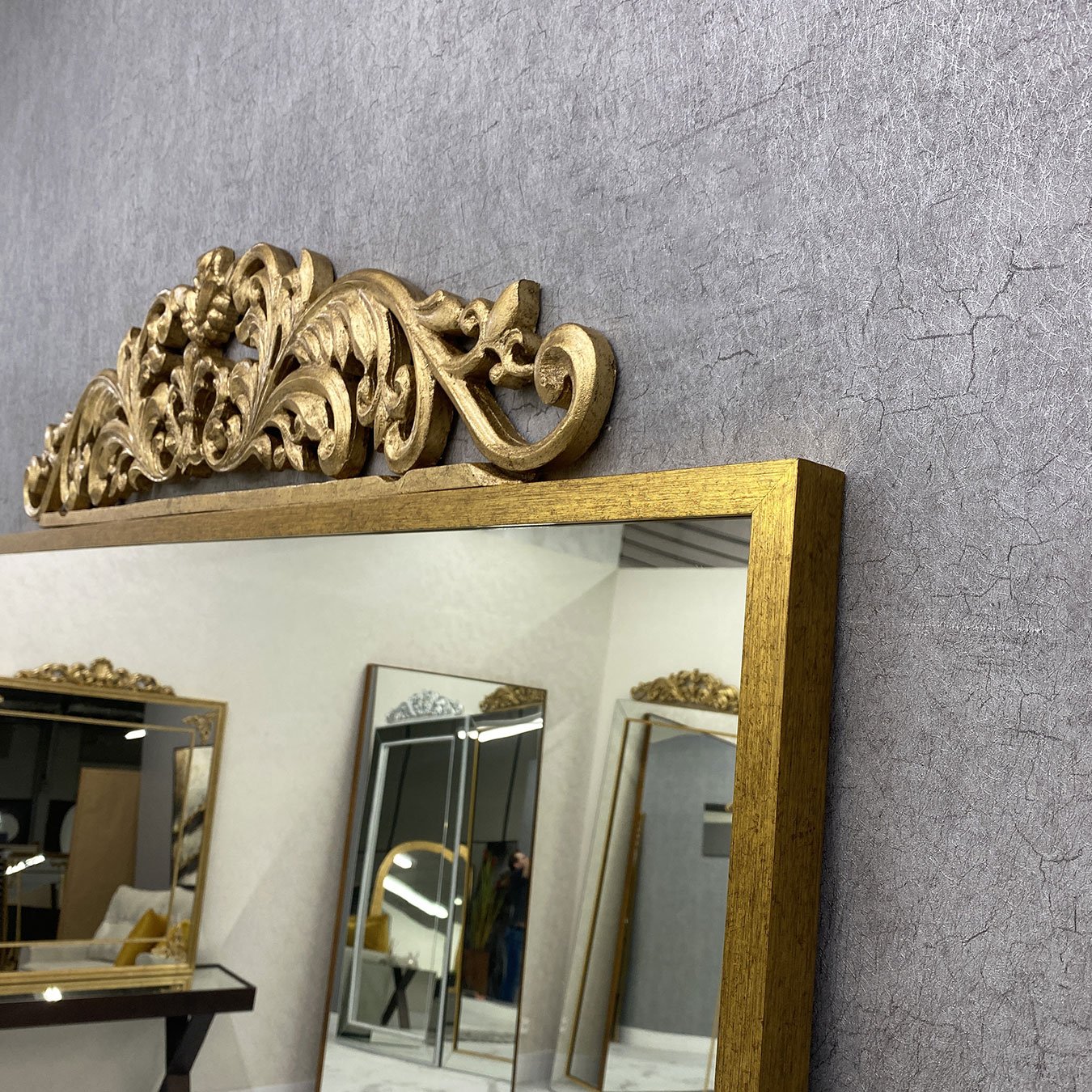 Espelho Clássico com Moldura Dourada - Elegância e Exclusividade para seu Ambiente Espelho Clássico com Moldura Dourada - Elegância e Exclusividade para seu Ambiente