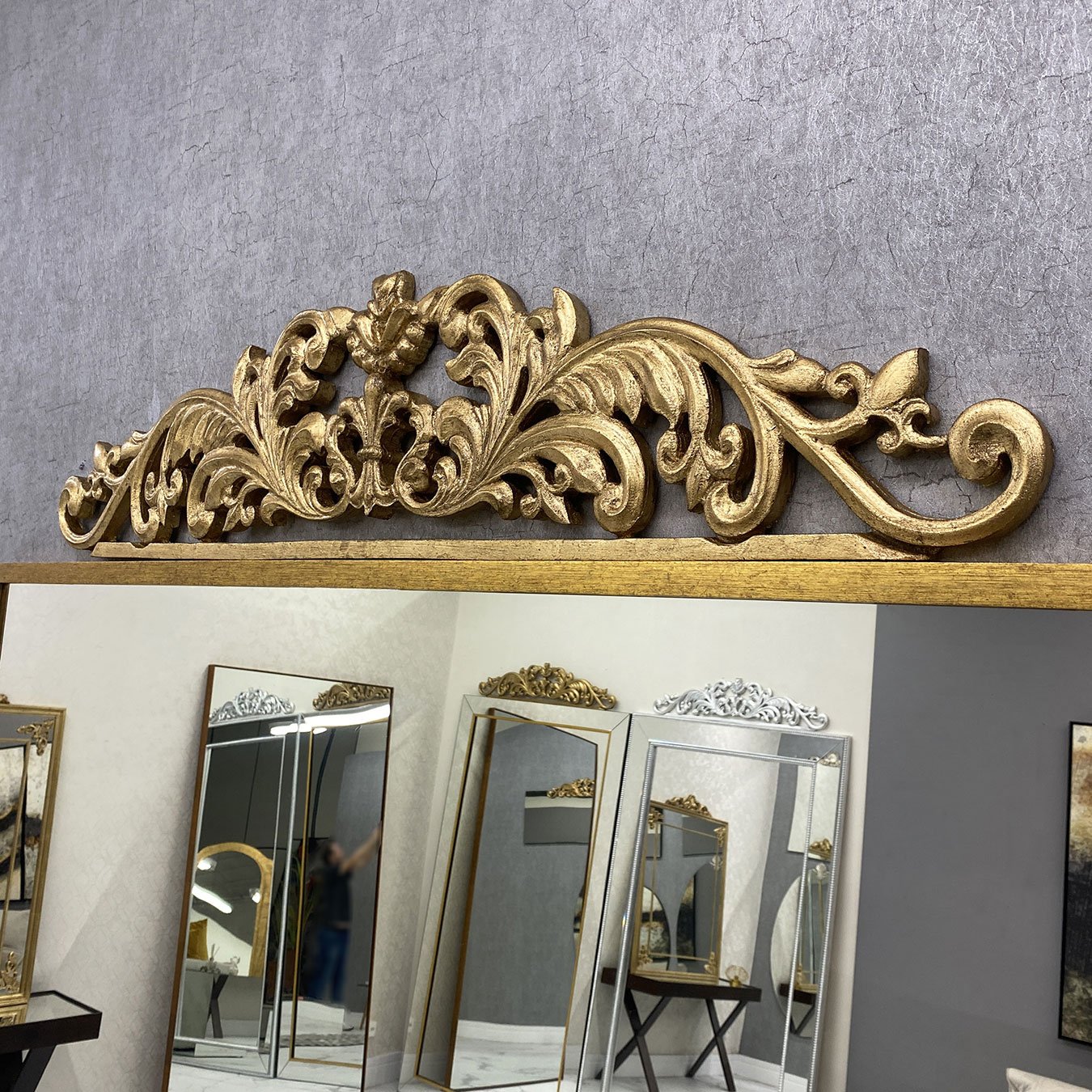 Espelho Clássico com Moldura Dourada - Elegância e Exclusividade para seu Ambiente Espelho Clássico com Moldura Dourada - Elegância e Exclusividade para seu Ambiente