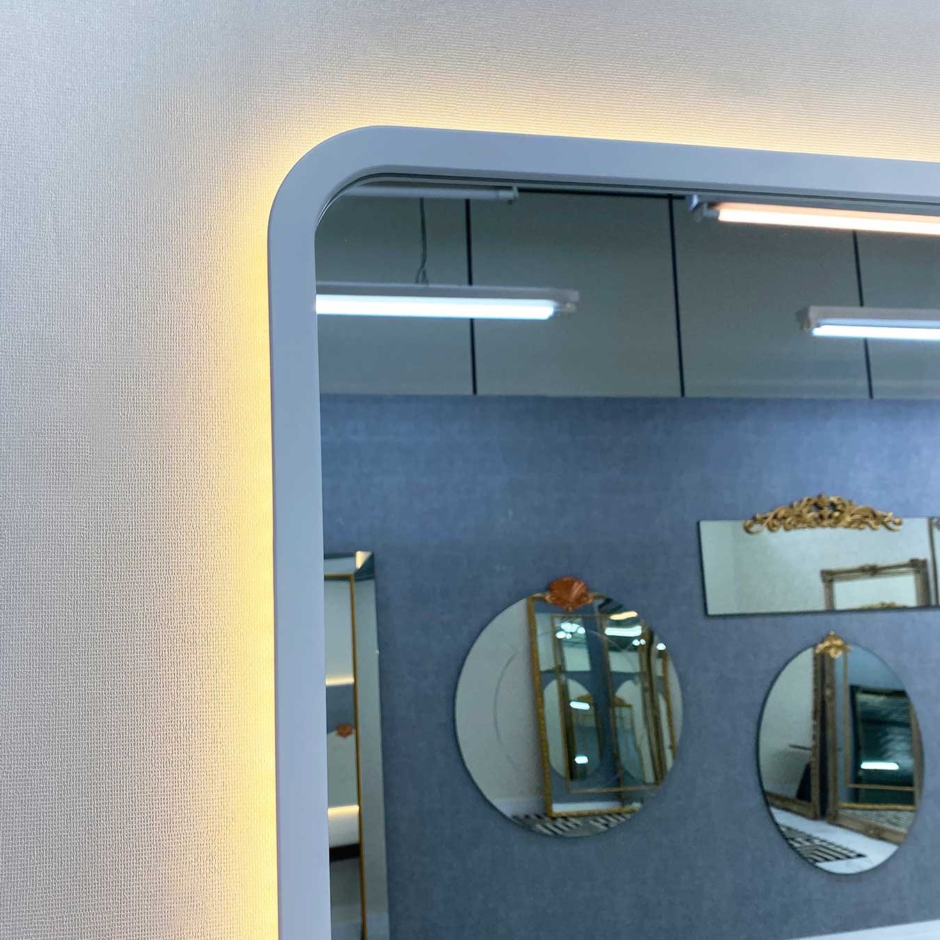 Espelho com LED Embutido Retangular com Cantos Arredondados: Sofisticação e Funcionalidade Espelho com LED Embutido Retangular com Cantos Arredondados: Sofisticação e Funcionalidade