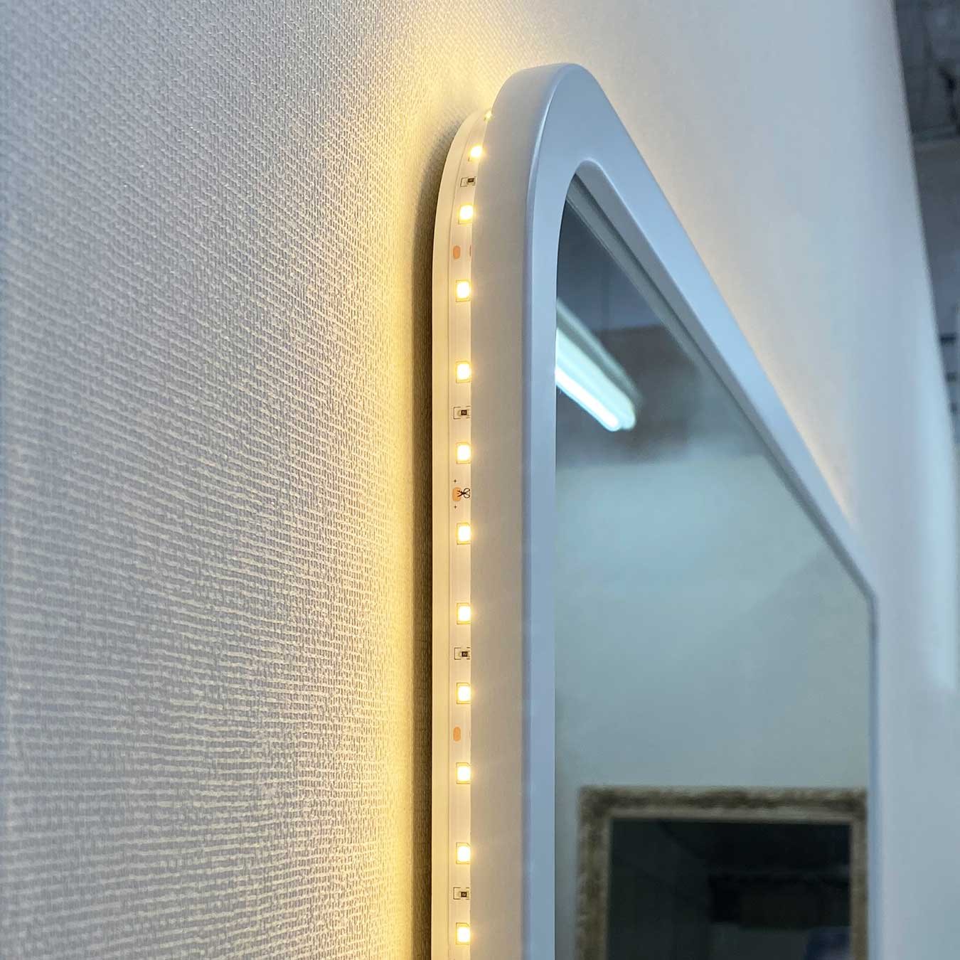 Espelho com LED Embutido Retangular com Cantos Arredondados: Sofisticação e Funcionalidade Espelho com LED Embutido Retangular com Cantos Arredondados: Sofisticação e Funcionalidade