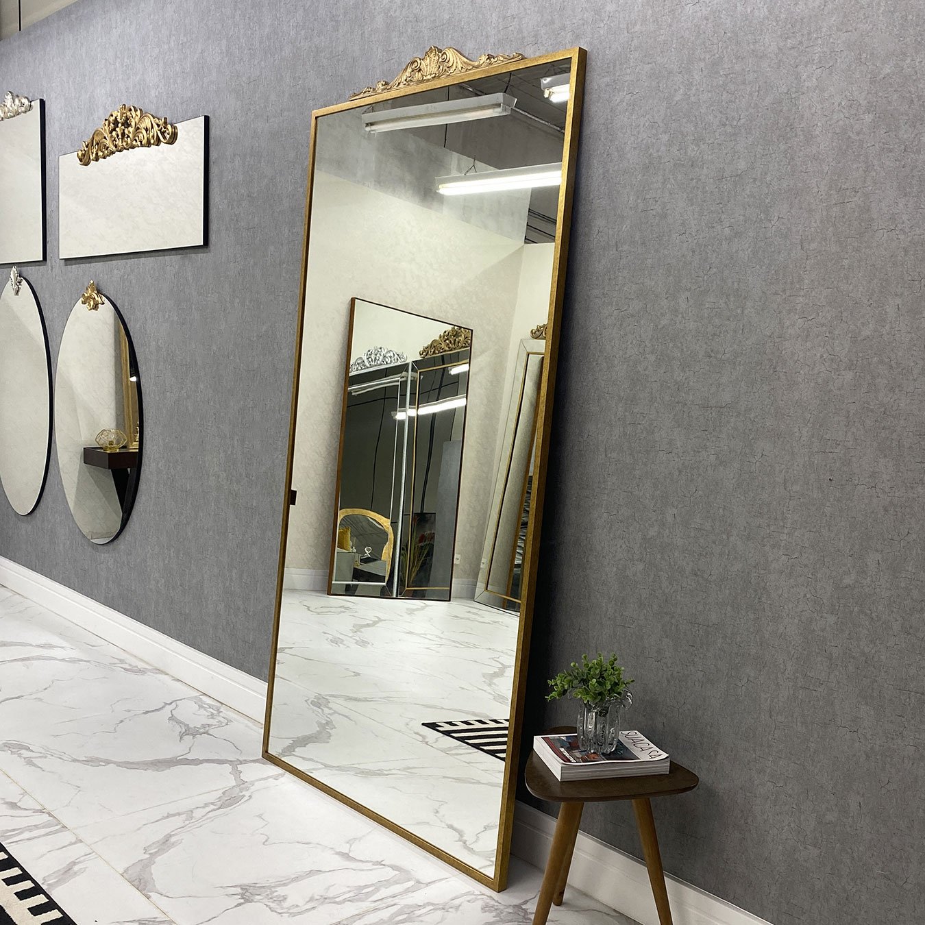 Espelho com Moldura Dourada Estilo Clássico - Sofisticação e Elegância Atemporal Espelho com Moldura Dourada Estilo Clássico - Sofisticação e Elegância Atemporal