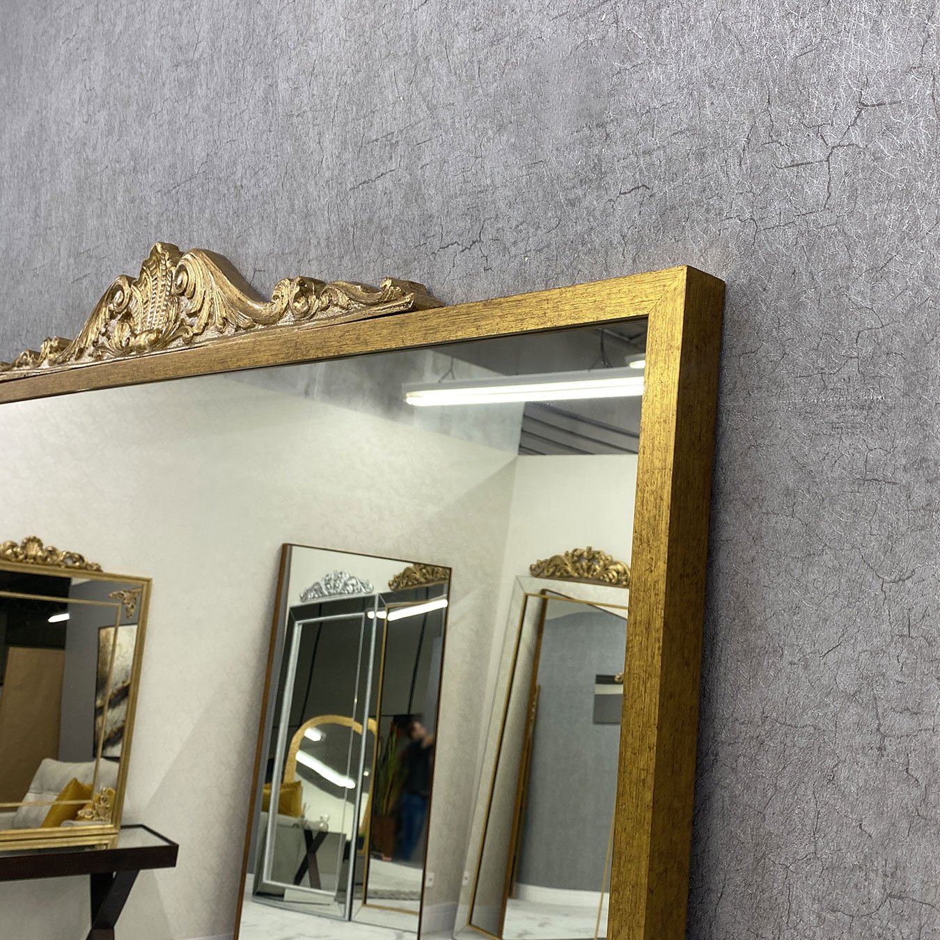 Espelho com Moldura Dourada Estilo Clássico - Sofisticação e Elegância Atemporal Espelho com Moldura Dourada Estilo Clássico - Sofisticação e Elegância Atemporal