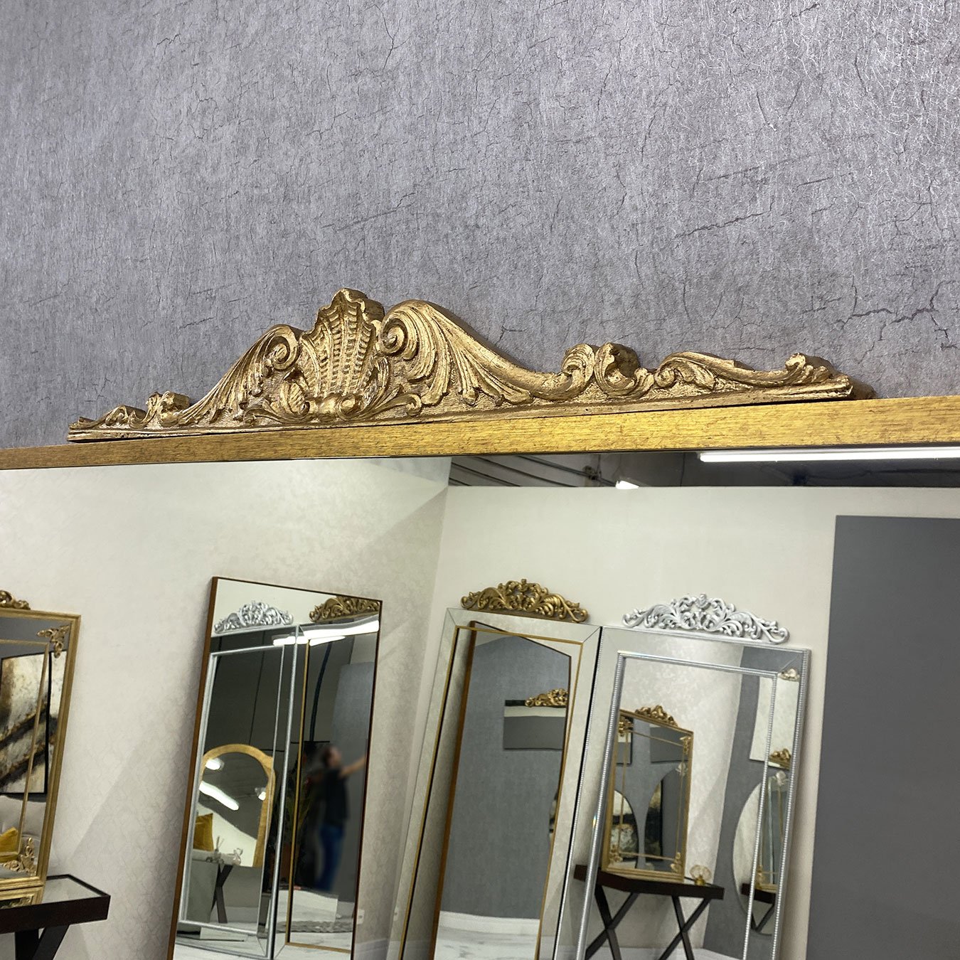 Espelho com Moldura Dourada Estilo Clássico - Sofisticação e Elegância Atemporal Espelho com Moldura Dourada Estilo Clássico - Sofisticação e Elegância Atemporal
