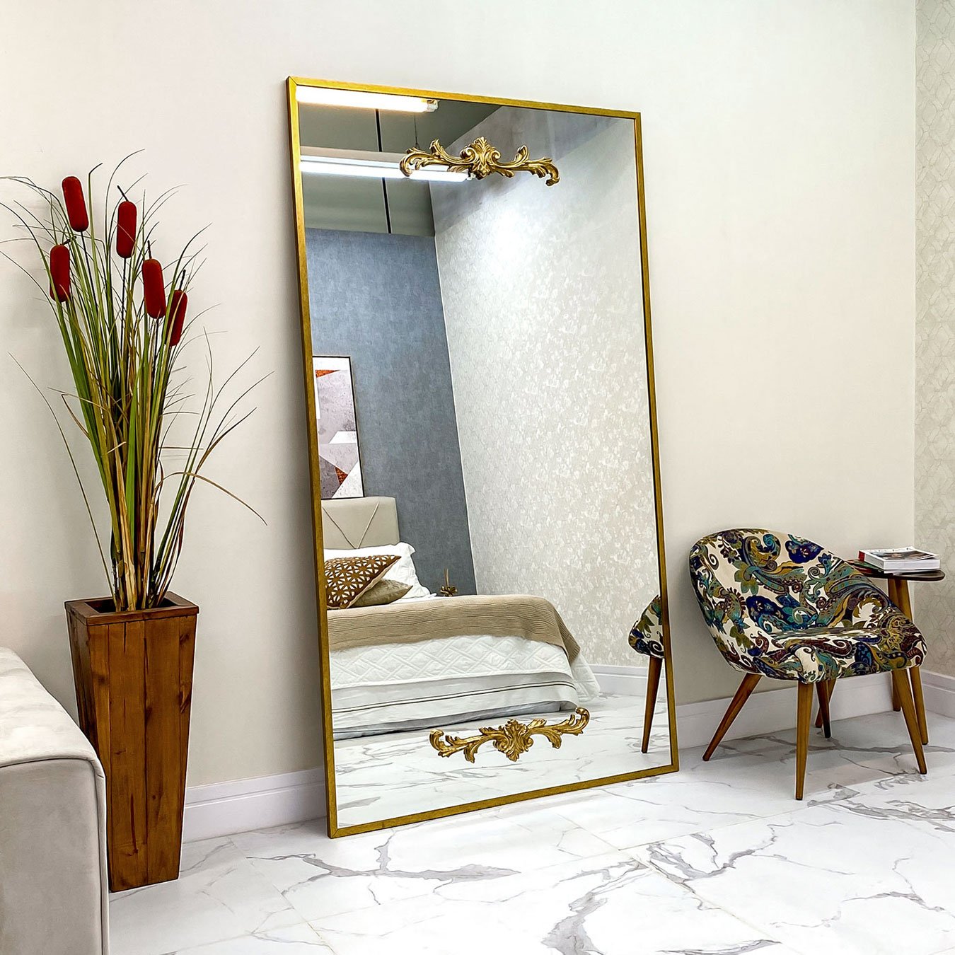 Espelho Decorativo Clássico com Moldura Dourada - Luxuosidade para seu ambiente Espelho Decorativo Clássico com Moldura Dourada - Luxuosidade para seu ambiente