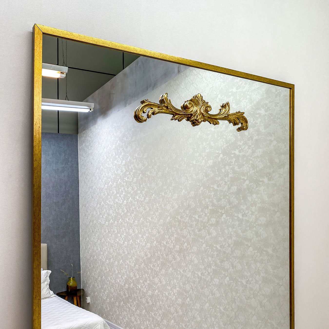 Espelho Decorativo Clássico com Moldura Dourada - Luxuosidade para seu ambiente Espelho Decorativo Clássico com Moldura Dourada - Luxuosidade para seu ambiente