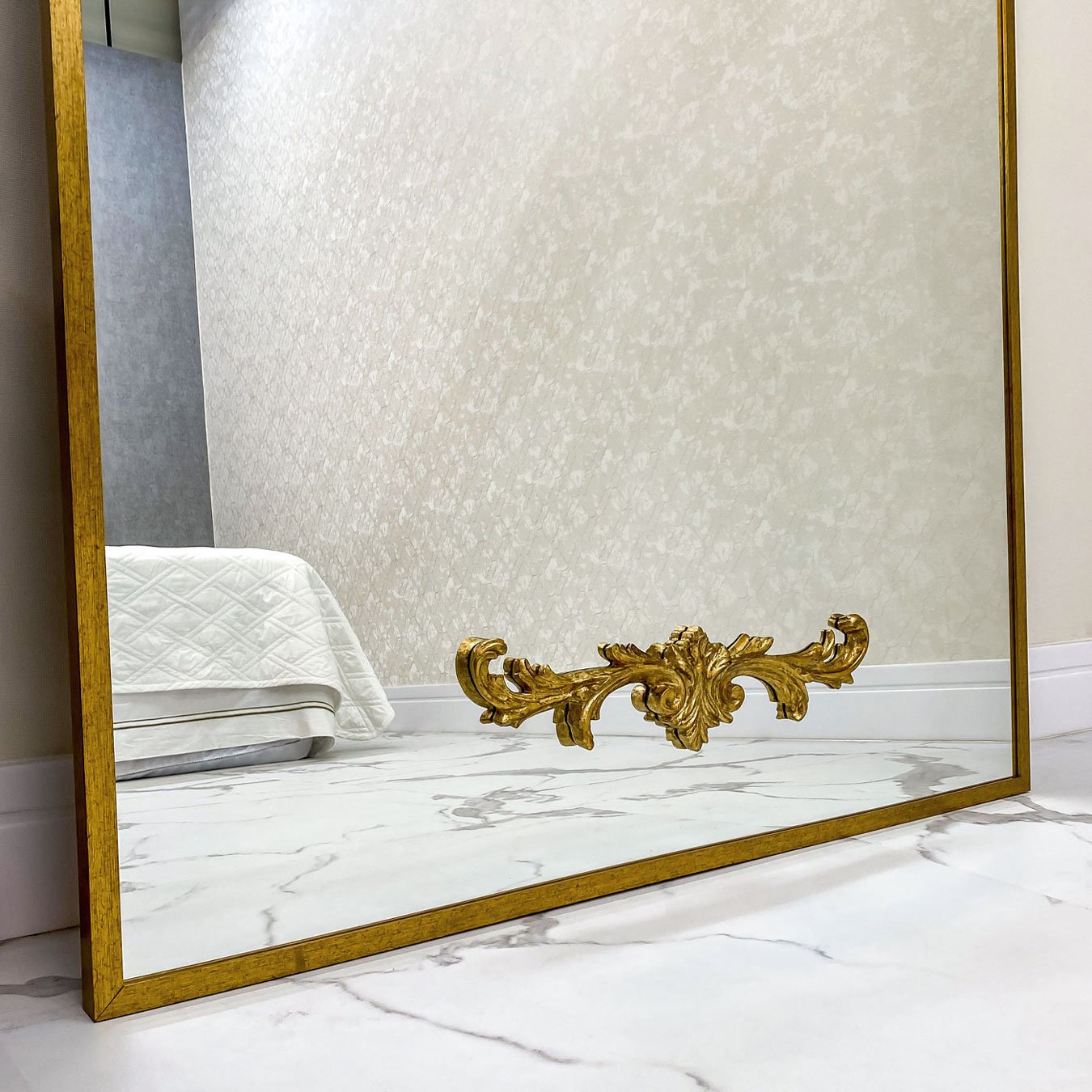 Espelho Decorativo Clássico com Moldura Dourada - Luxuosidade para seu ambiente Espelho Decorativo Clássico com Moldura Dourada - Luxuosidade para seu ambiente