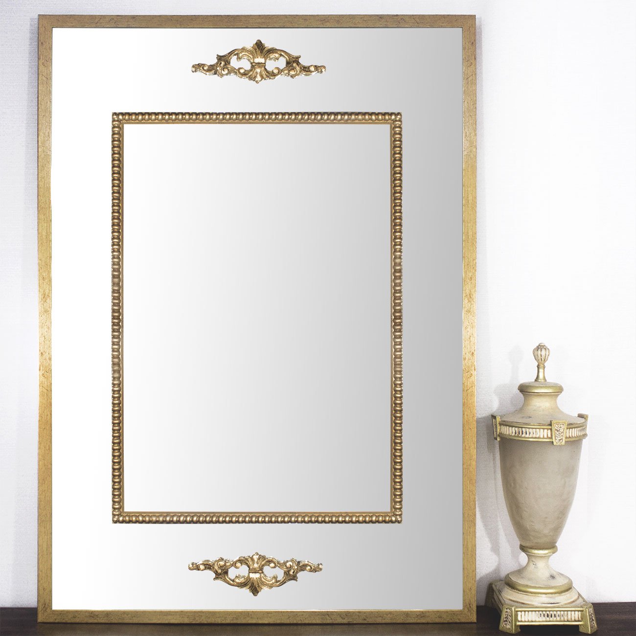 Espelho Decorativo Clássico com Moldura e Apliques Dourados