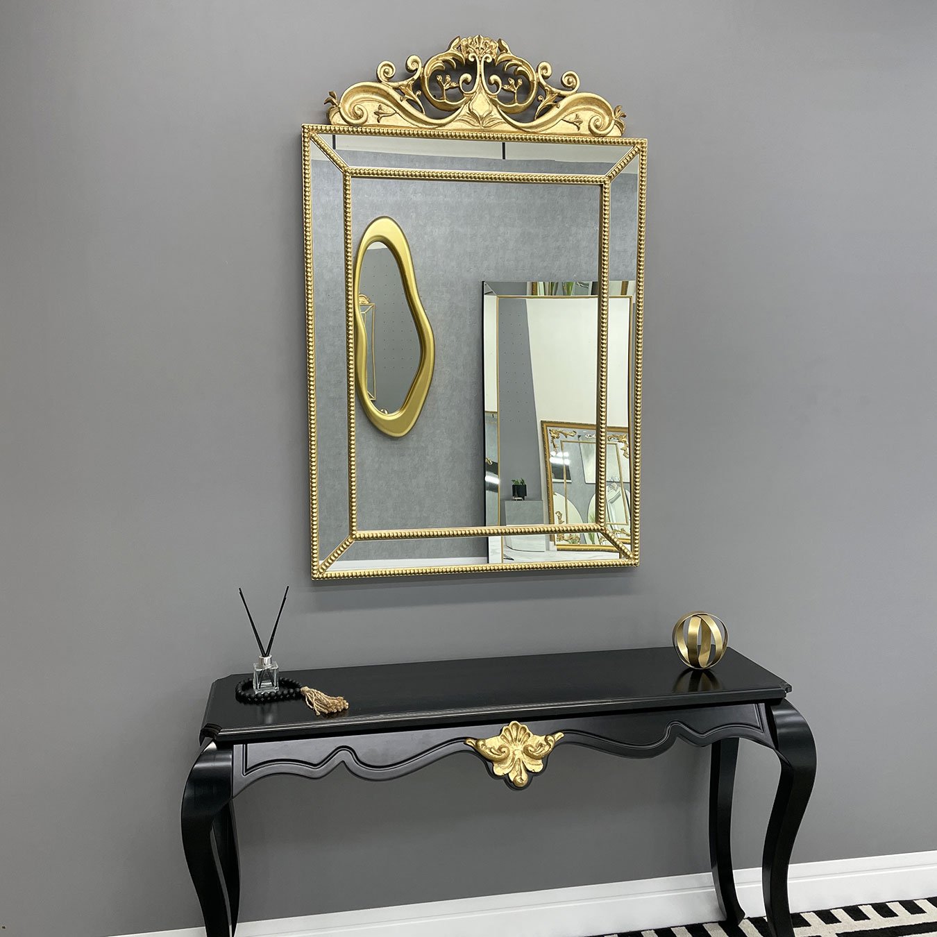 Espelho Decorativo Clássico Dourado com Moldura Folheada à Mão em Folha Ouro Espelho Decorativo Clássico Dourado com Moldura Folheada à Mão em Folha Ouro