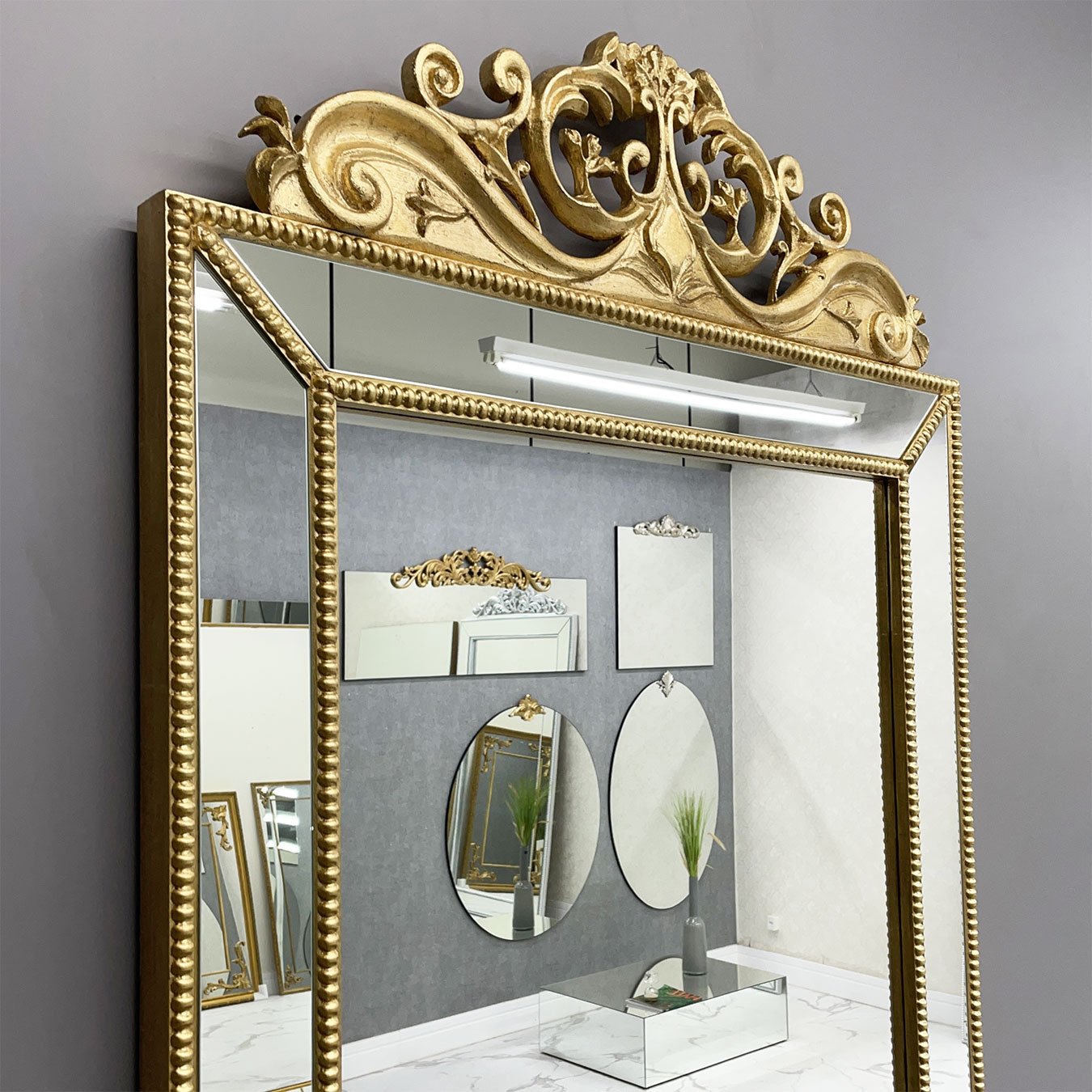 Espelho Decorativo Clássico Dourado com Moldura Folheada à Mão em Folha Ouro Espelho Decorativo Clássico Dourado com Moldura Folheada à Mão em Folha Ouro