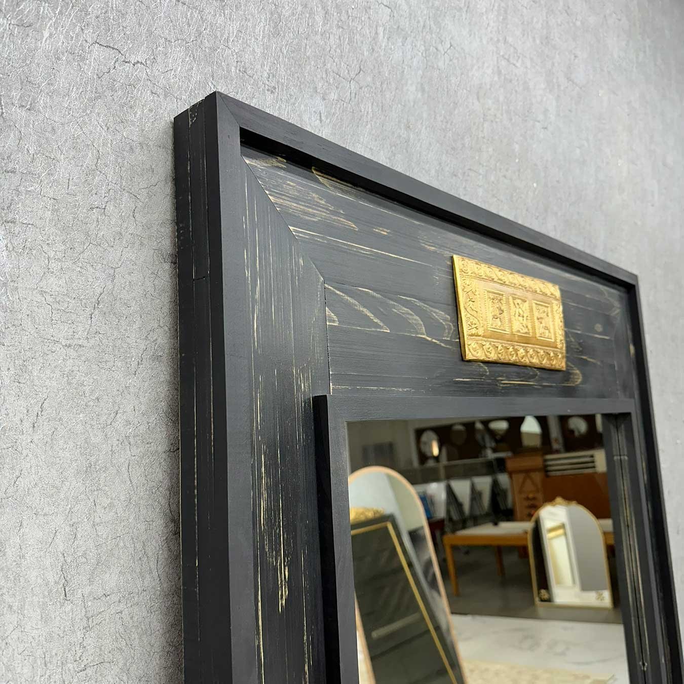 Espelho Decorativo Rústico com Moldura na Cor Preta e Aplique na Cor Dourada