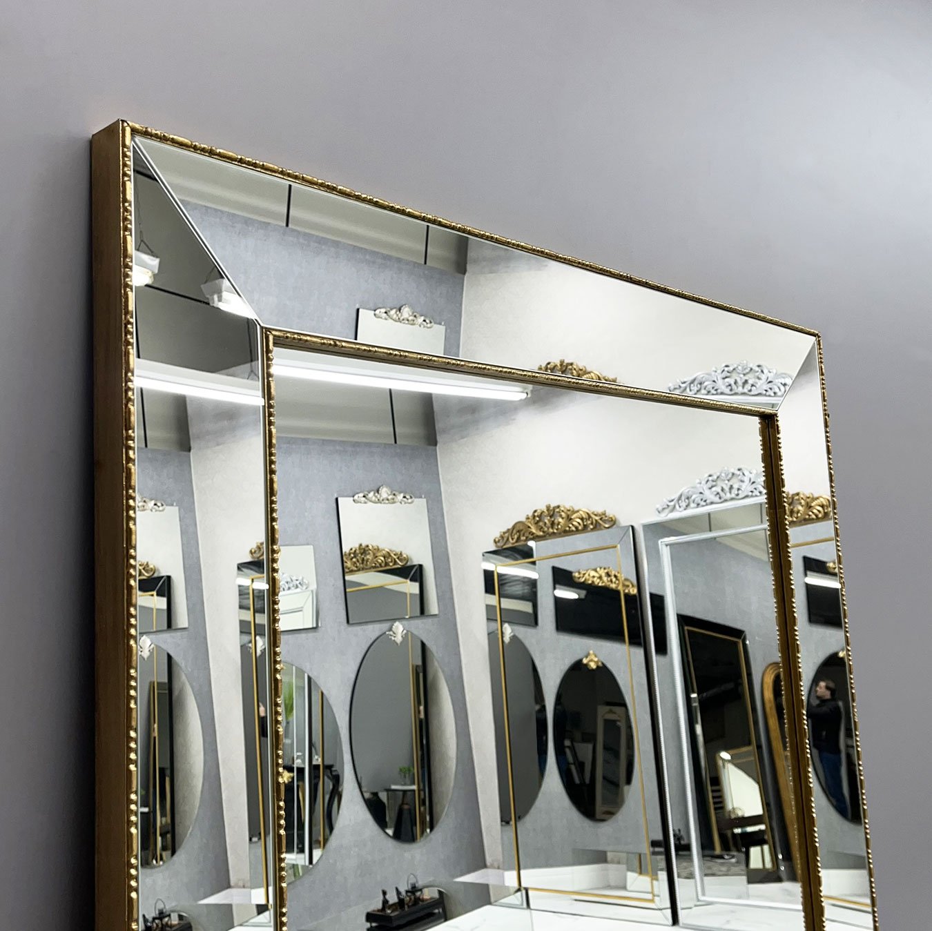 Espelho Moderno Clássico de Chão Dourado com Moldura de Espelho Chanfrado Bisotê Espelho Moderno Clássico de Chão Dourado com Moldura de Espelho Chanfrado Bisotê