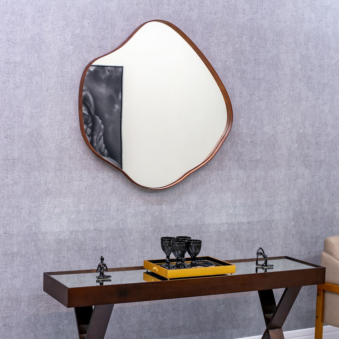 Espelho Orgânico Borda Amadeirada Avermelhada: Elegância para sua Casa