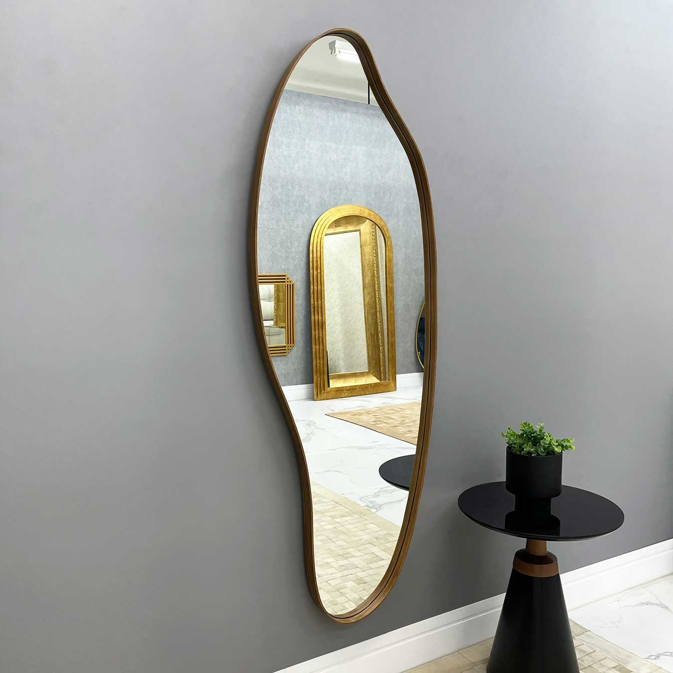 Espelho Orgânico com Borda Amadeirada Avermelhada: Elegância Vibrante para Decorar