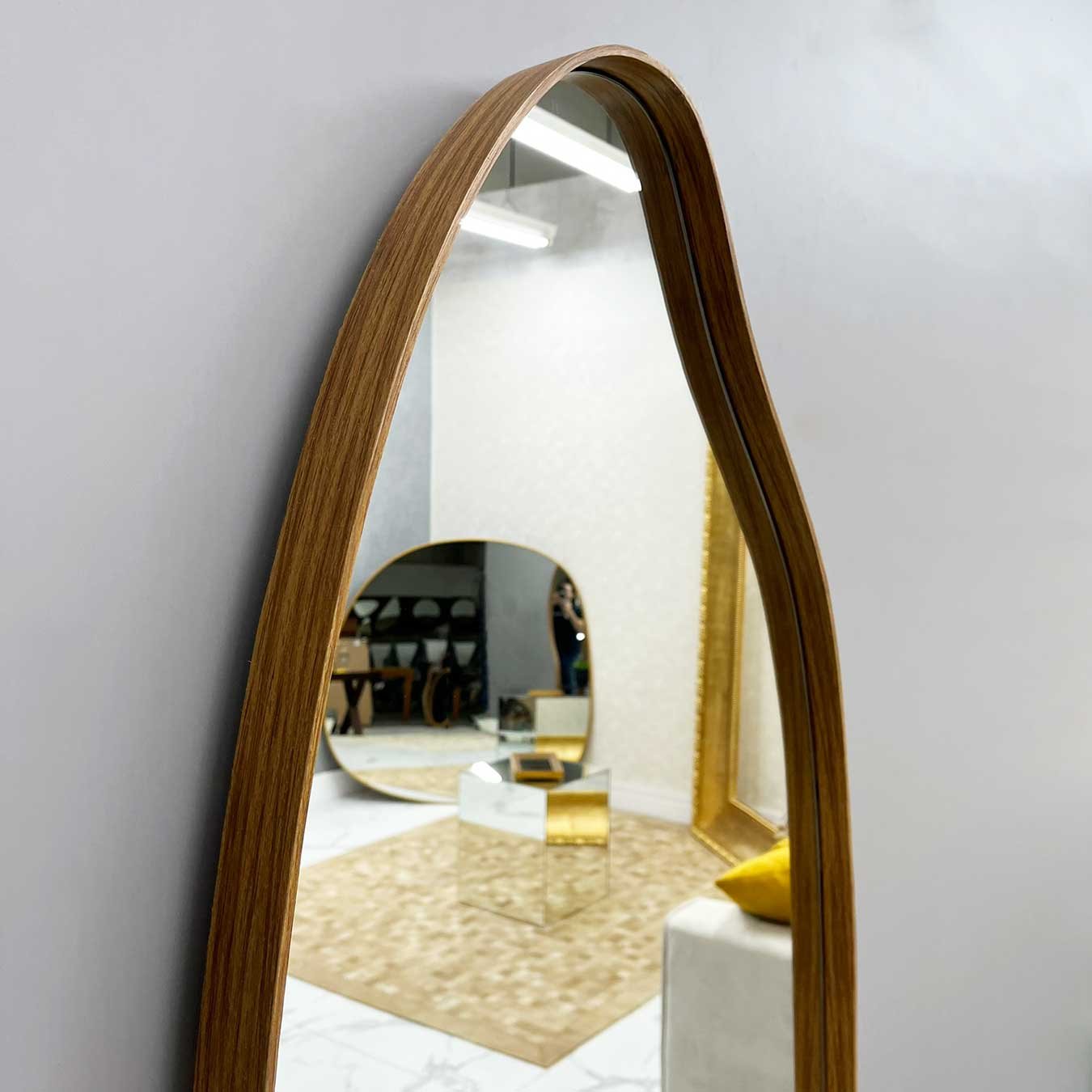 Espelho Orgânico com Borda Amadeirada Avermelhada: Elegância Vibrante para Decorar