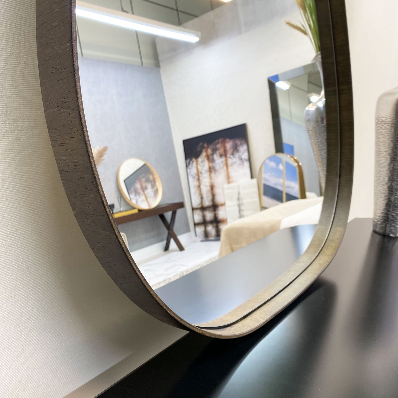Espelho Orgânico com Borda Amadeirada Cor Imbuia para Lavabo, Banheiro e Sala