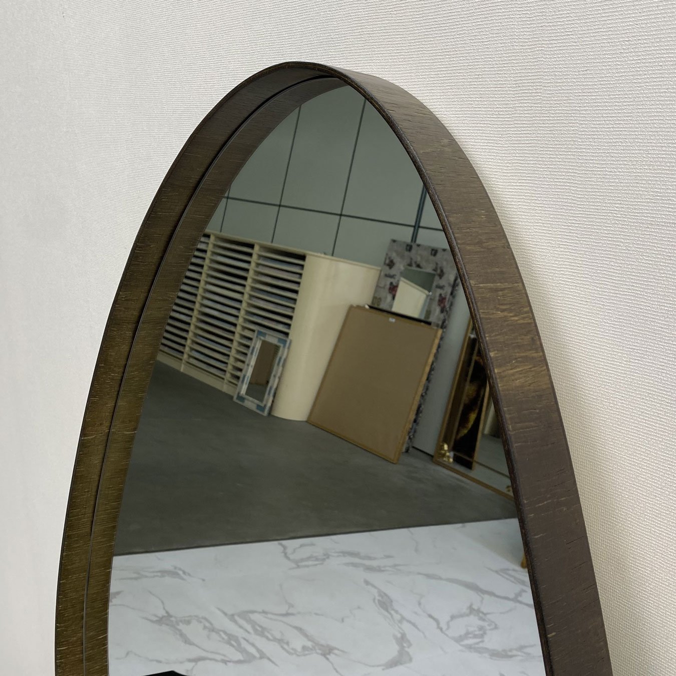 Espelho Orgânico com Borda Amadeirada Cor Imbuia para Lavabo, Banheiro e Sala