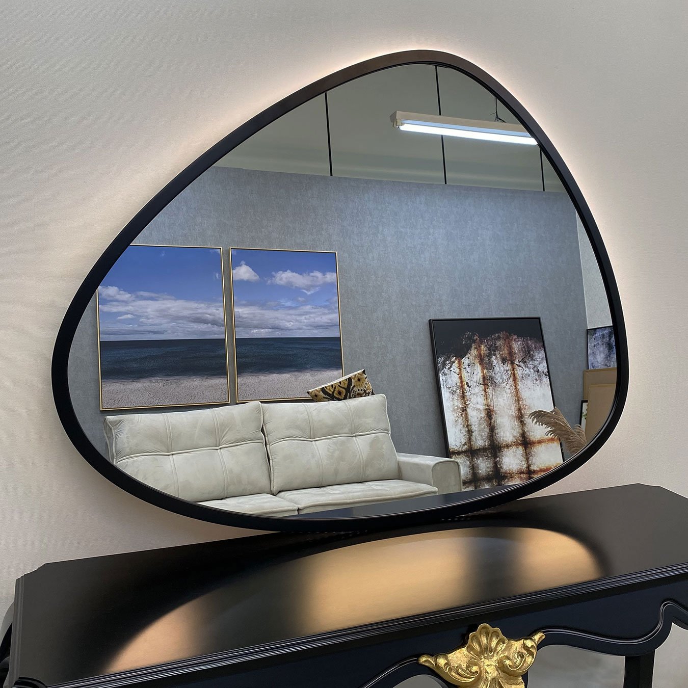 Espelho Orgânico Grande com LED e Moldura Preta Laqueada: Versátil para Qualquer Ambiente