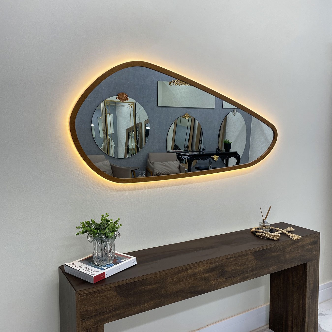 Espelho Orgânico Moldura Revestida em Curupixá com LED: Toque de Sofisticação Natural Espelho Orgânico Moldura Revestida em Curupixá com LED: Toque de Sofisticação Natural