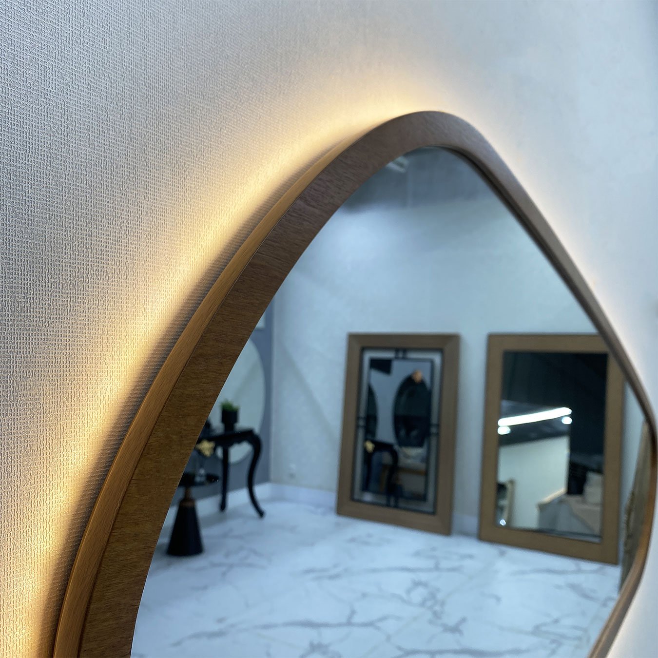 Espelho Orgânico Moldura Revestida em Curupixá com LED: Toque de Sofisticação Natural Espelho Orgânico Moldura Revestida em Curupixá com LED: Toque de Sofisticação Natural