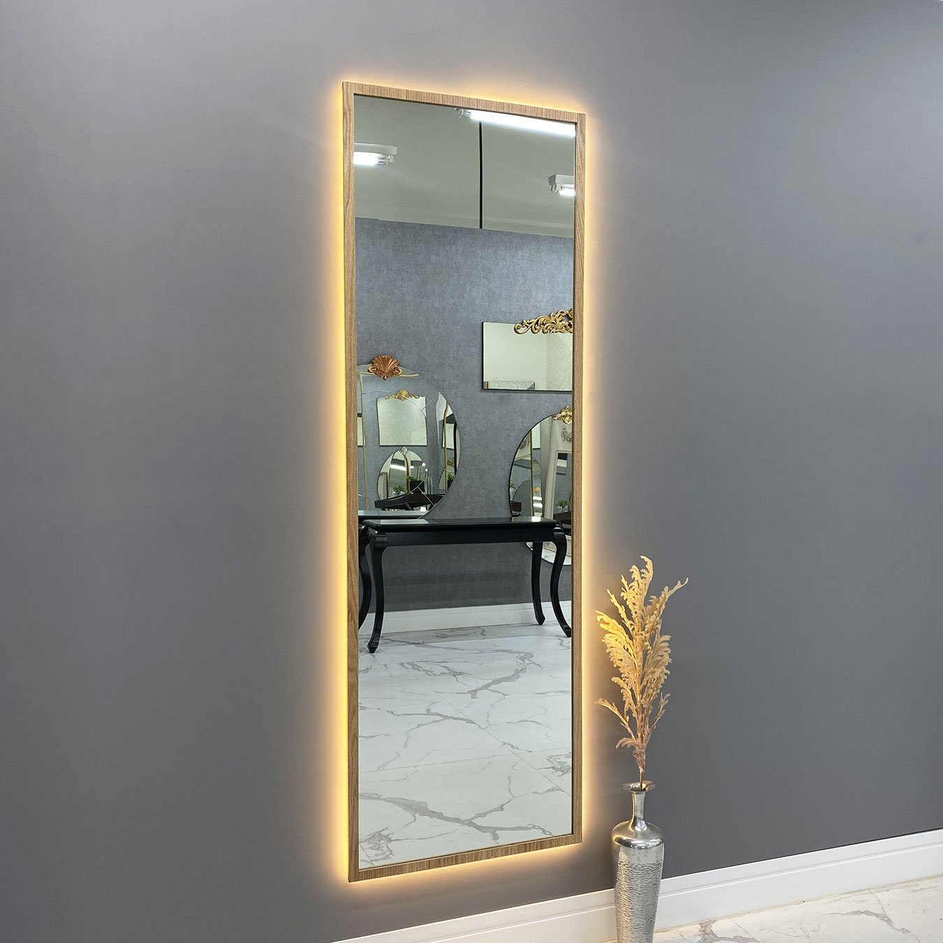 Espelho Retangular com Moldura em Carvalho Americano e LED - Iluminação e Funcionalidade Espelho Retangular com Moldura em Carvalho Americano e LED - Iluminação e Funcionalidade