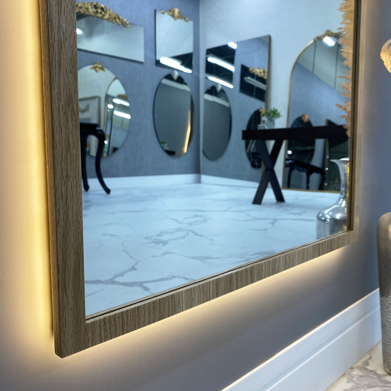 Espelho Retangular com Moldura em Carvalho Americano e LED - Iluminação e Funcionalidade Espelho Retangular com Moldura em Carvalho Americano e LED - Iluminação e Funcionalidade