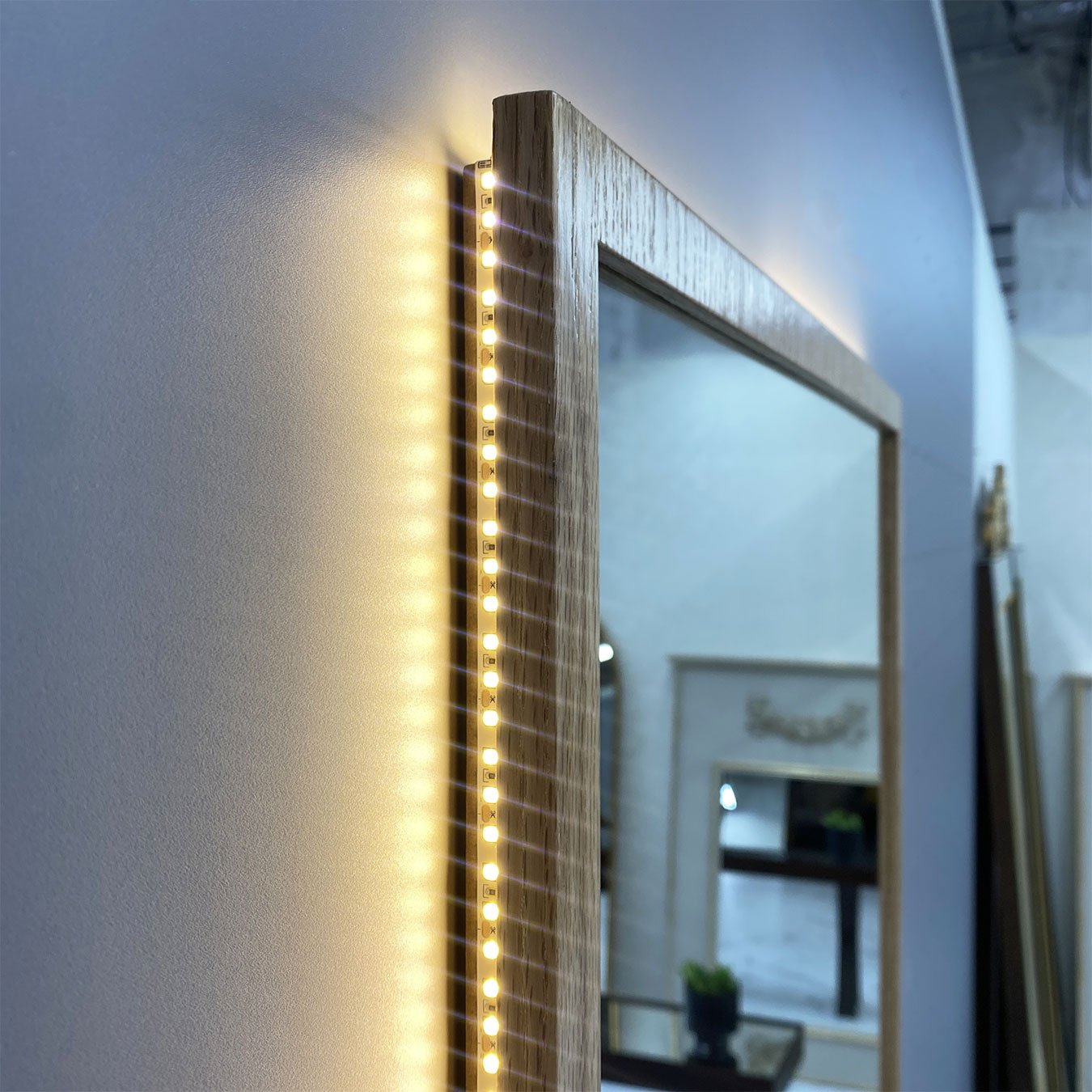 Espelho Retangular com Moldura em Carvalho Americano e LED - Iluminação e Funcionalidade Espelho Retangular com Moldura em Carvalho Americano e LED - Iluminação e Funcionalidade