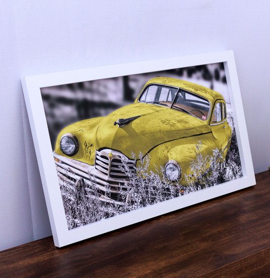 Quadro Decorativo em Preto e Branco Carro Antigo Amarelo Abandonado 50x30cm