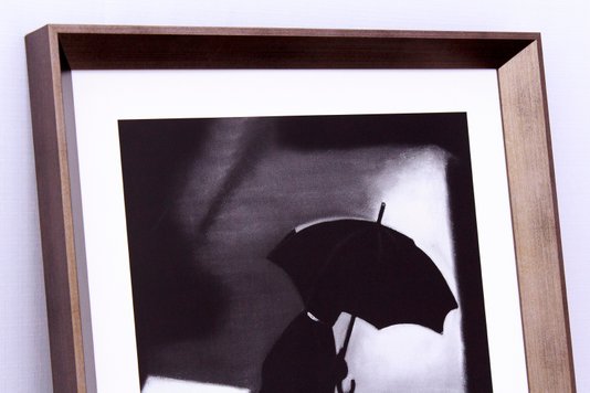 Quadro Decorativo em Preto e Branco Homem com Guarda-Chuva 55x75cm