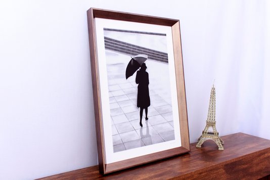 Quadro Decorativo em Preto e Branco Mulher com Guarda-Chuva 55x75cm