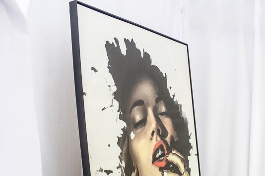 Quadro Tela Decorativa com Moldura Mulher Sedutora com Batom Vermelho 140x200cm