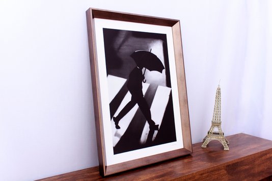 Quadro Decorativo em Preto e Branco Homem com Guarda-Chuva 55x75cm