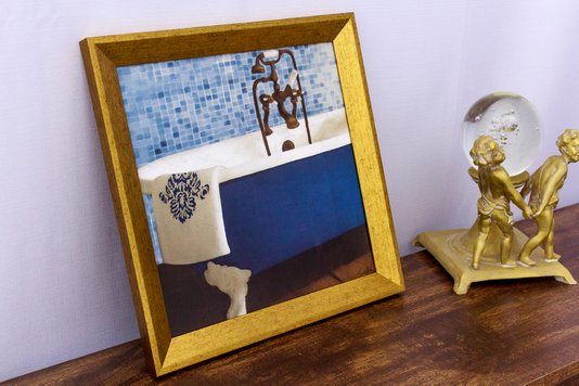 Quadro Decorativo com Moldura Dourada Banheira Branca e Azul com Toalha 30x30cm
