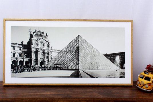Quadro Decorativo em Preto e Branco Museu do Louvre em Paris na França 100x50cm