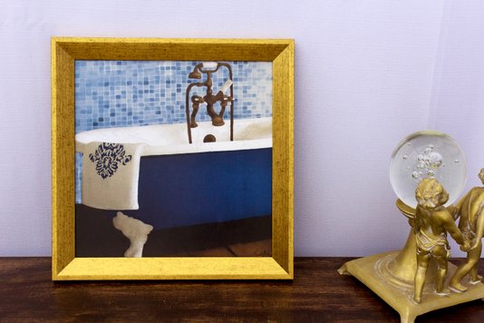 Quadro Decorativo com Moldura Dourada Banheira Branca e Azul com Toalha 30x30cm