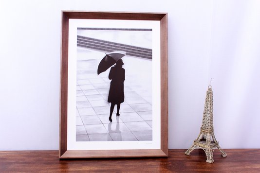 Quadro Decorativo em Preto e Branco Mulher com Guarda-Chuva 55x75cm