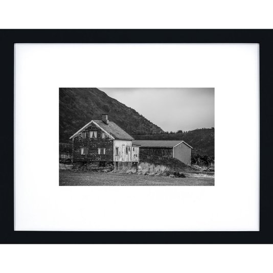Quadro Decorativo com Moldura Preta Paisagem de Campo na Noruega