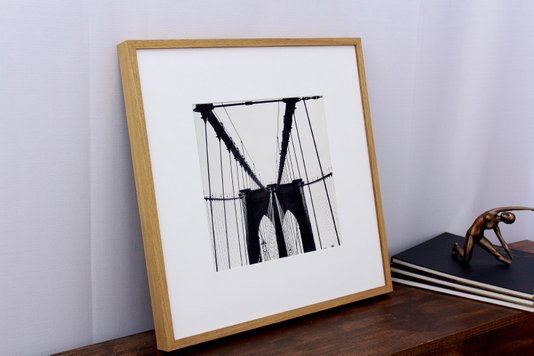 Quadro Decorativo Arquitetônico com Moldura na Cor Carvalho Ponte do Brooklyn 50x50cm