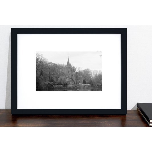 Quadro Decorativo com Moldura Preta Paisagem Castelo Medieval