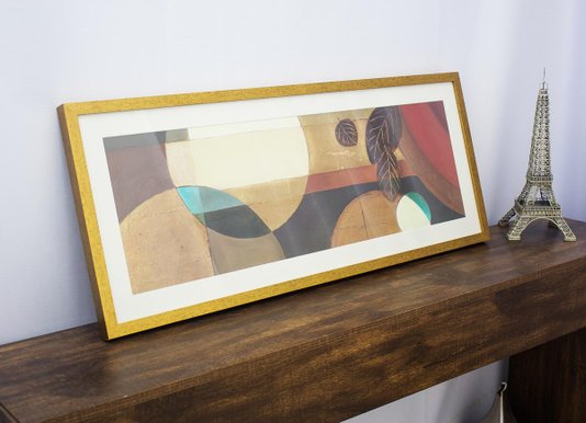 Foto real: quadro sobre aparador.