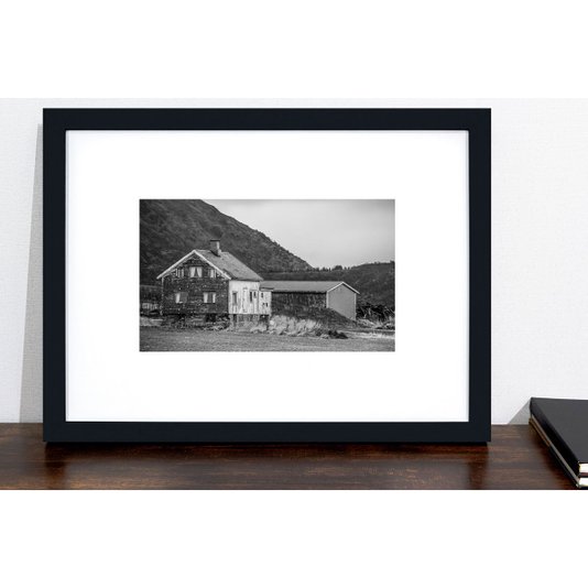 Quadro Decorativo com Moldura Preta Paisagem de Campo na Noruega