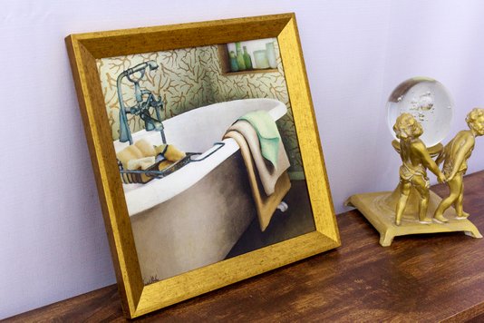 Quadro Decorativo com Moldura Dourada Banheira Branca com Toalhas 30x30cm