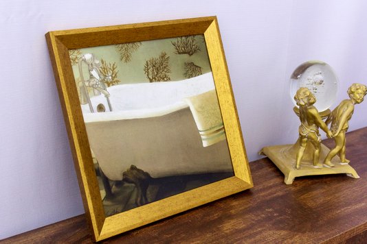 Quadro Decorativo com Moldura Dourada Banheira Branca 30x30cm