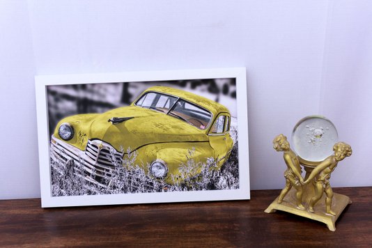 Quadro Decorativo em Preto e Branco Carro Antigo Amarelo Abandonado 50x30cm