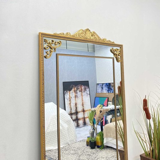 Espelho Clássico com Moldura Dourada e Apliques Folheados - Luxuosidade para sua Decoração
