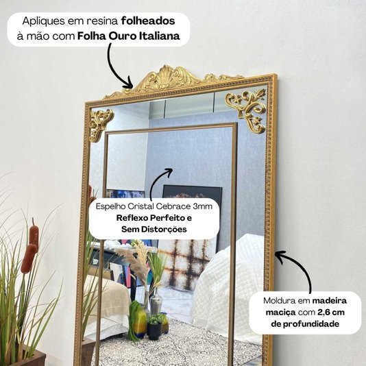 Detalhe do frontão superior do espelho clássico dourado com apliques folheados