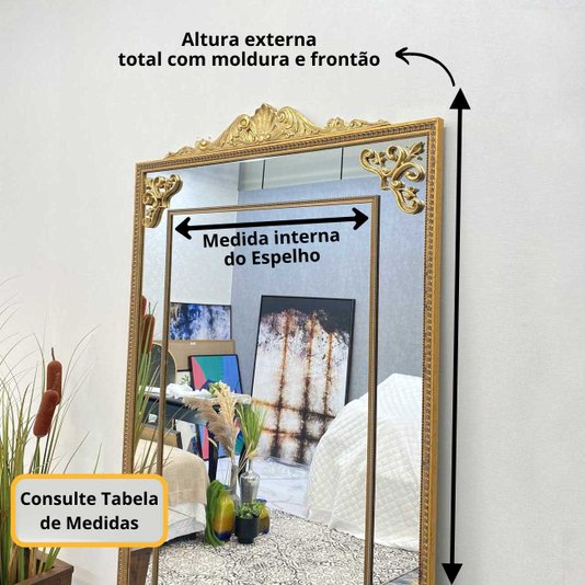 Close dos apliques folheados em ouro do espelho clássico da Decore Pronto