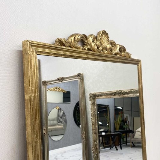 Espelho Clássico com Moldura em Madeira Dourada Folheada à Mão: Elegância e Luxo
