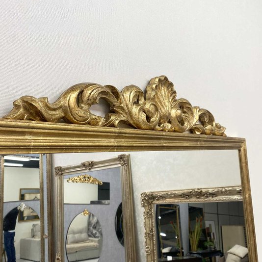 Espelho Clássico com Moldura em Madeira Dourada Folheada à Mão: Elegância e Luxo